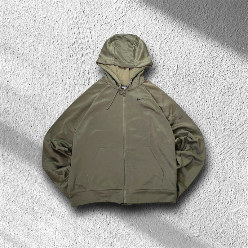 1768589925.webp Nike Sportswear Repeat Hoodie Olive – Logo Tape – Bild 1